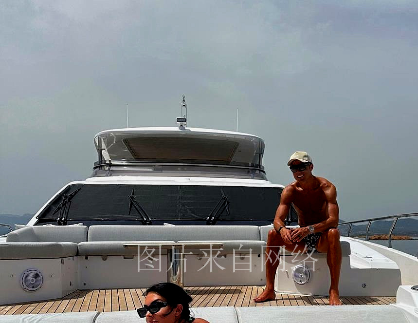 c罗休赛季度假暴露黑色脚趾甲,网友热议