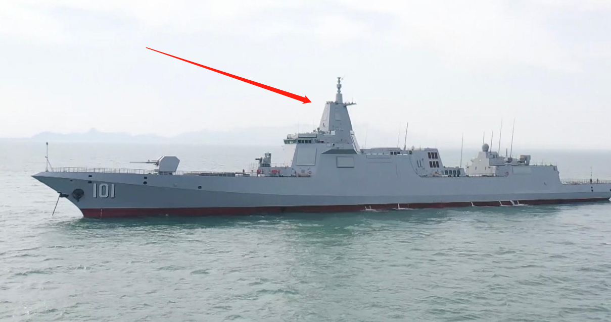 疑似054b护卫舰曝光,与054a最大差别是桅杆,用上055型舰技术?