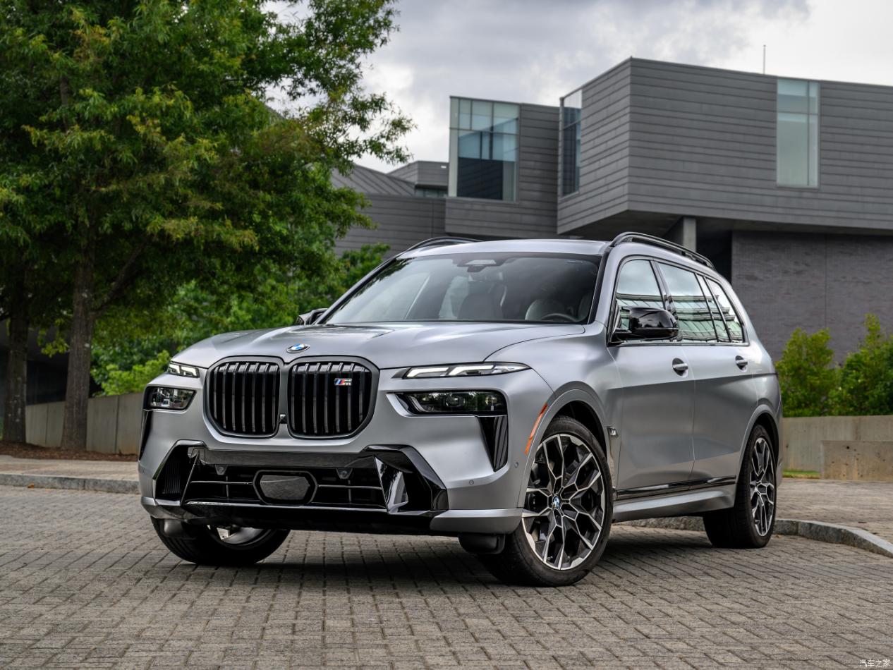 2023年宝马x7m60i抢先看全新的外观和内饰设计