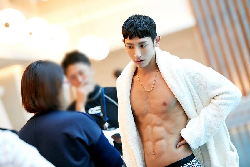 李洙赫神奇的体型变化!模特身材努力增肌成演员身材,整个大一号