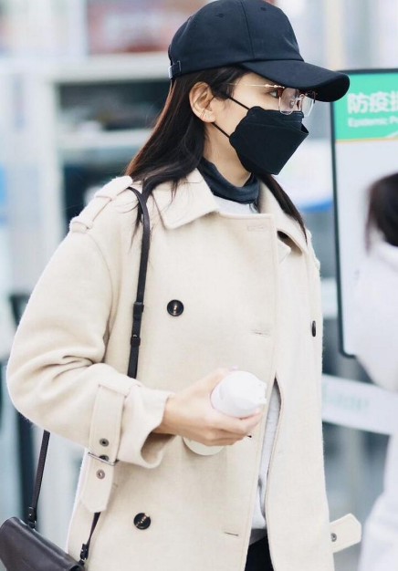 刘涛机场照流出,穿冲锋衣皮肤黝黑黄褐斑明显,被嘲平凡似路人