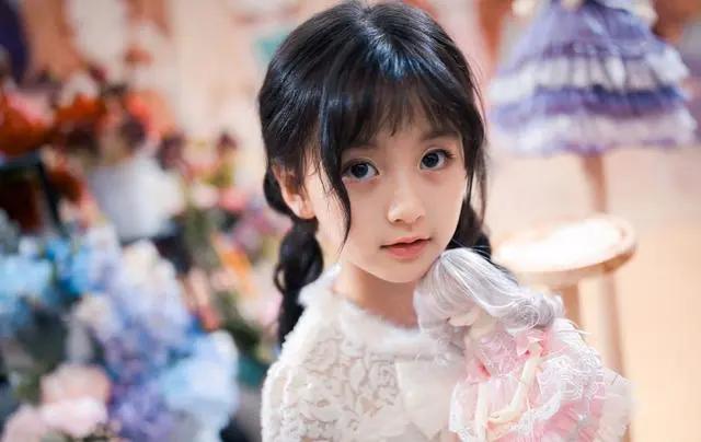 惊艳!裴佳欣:从童星到演员,王一博想娶她生女儿,黄晓明被萌化