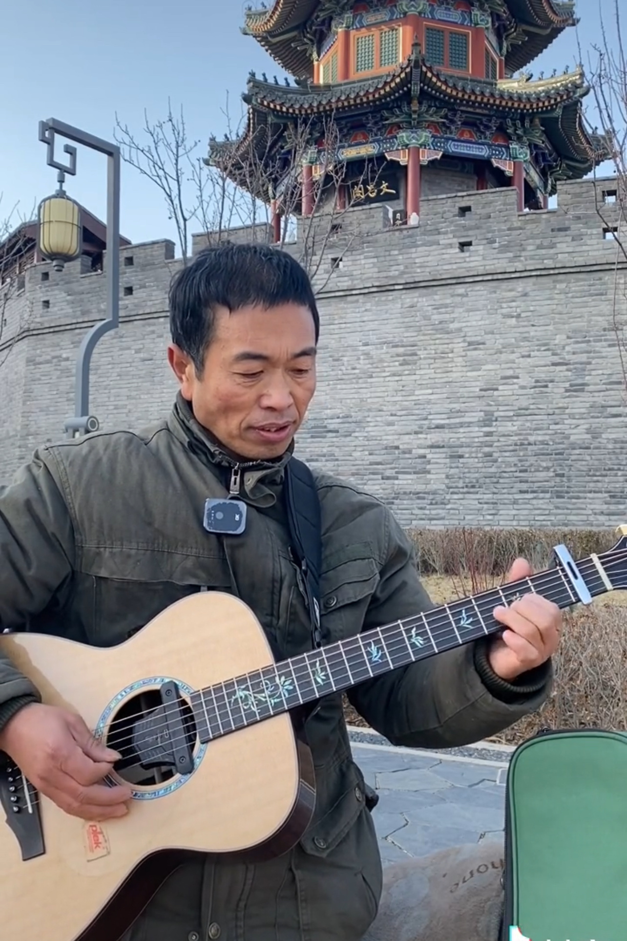 两天获赞570万,这位摩托上的大叔唱出了真实的生活