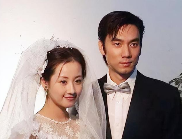 与共患难的黄琏离婚后,林依轮再婚娶模特,黄琏一直单身至今