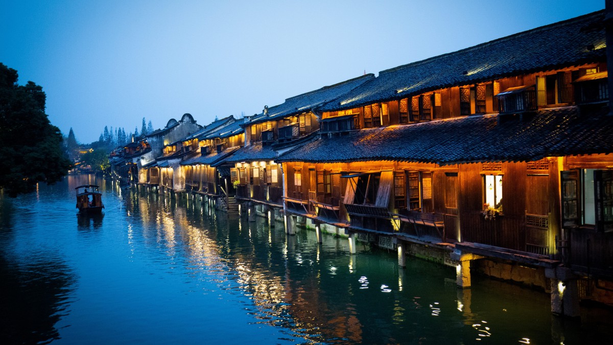 浙江乌镇是著名旅游景点,它傍水而居,以河当街,石桥相连