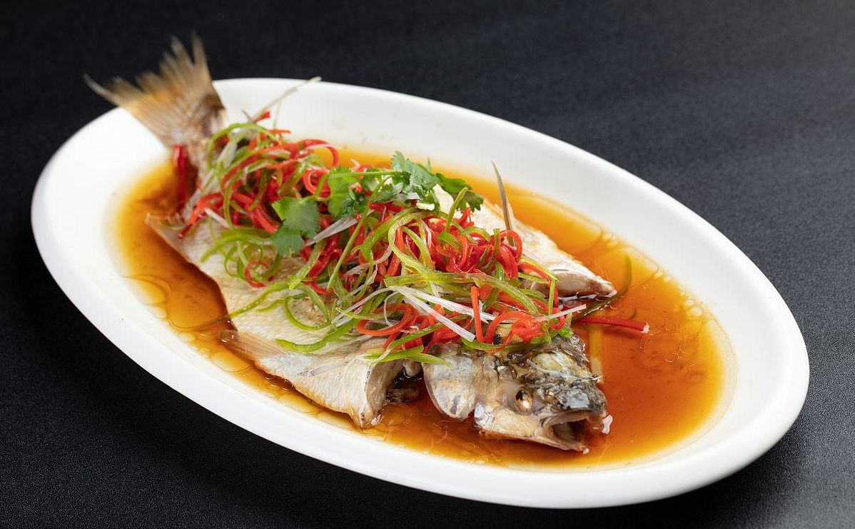 清香嫩滑,美味清蒸白鱼的烹饪艺术