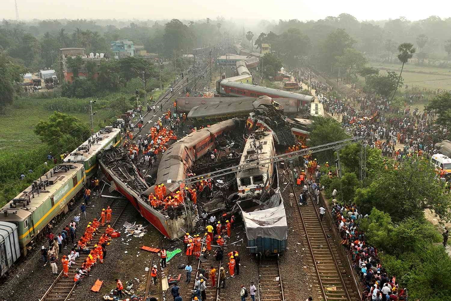 印度列车发生脱轨相撞事故,目前已造成上千人伤亡