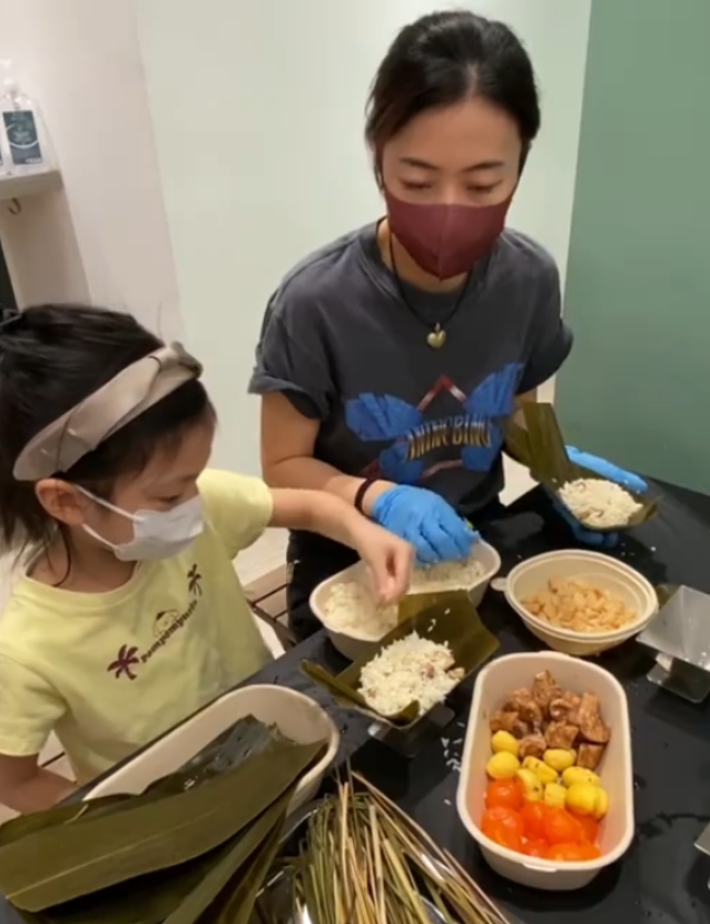 甘比晒视频:与女儿一起包粽子,15岁大女儿身高赶超妈妈