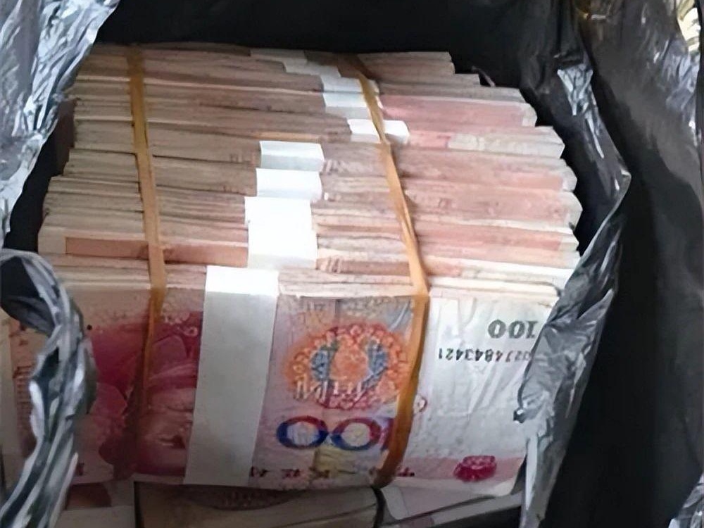 就当捡的?银行卡里凭空多出100万,警校小伙悄悄取回家,后怎样