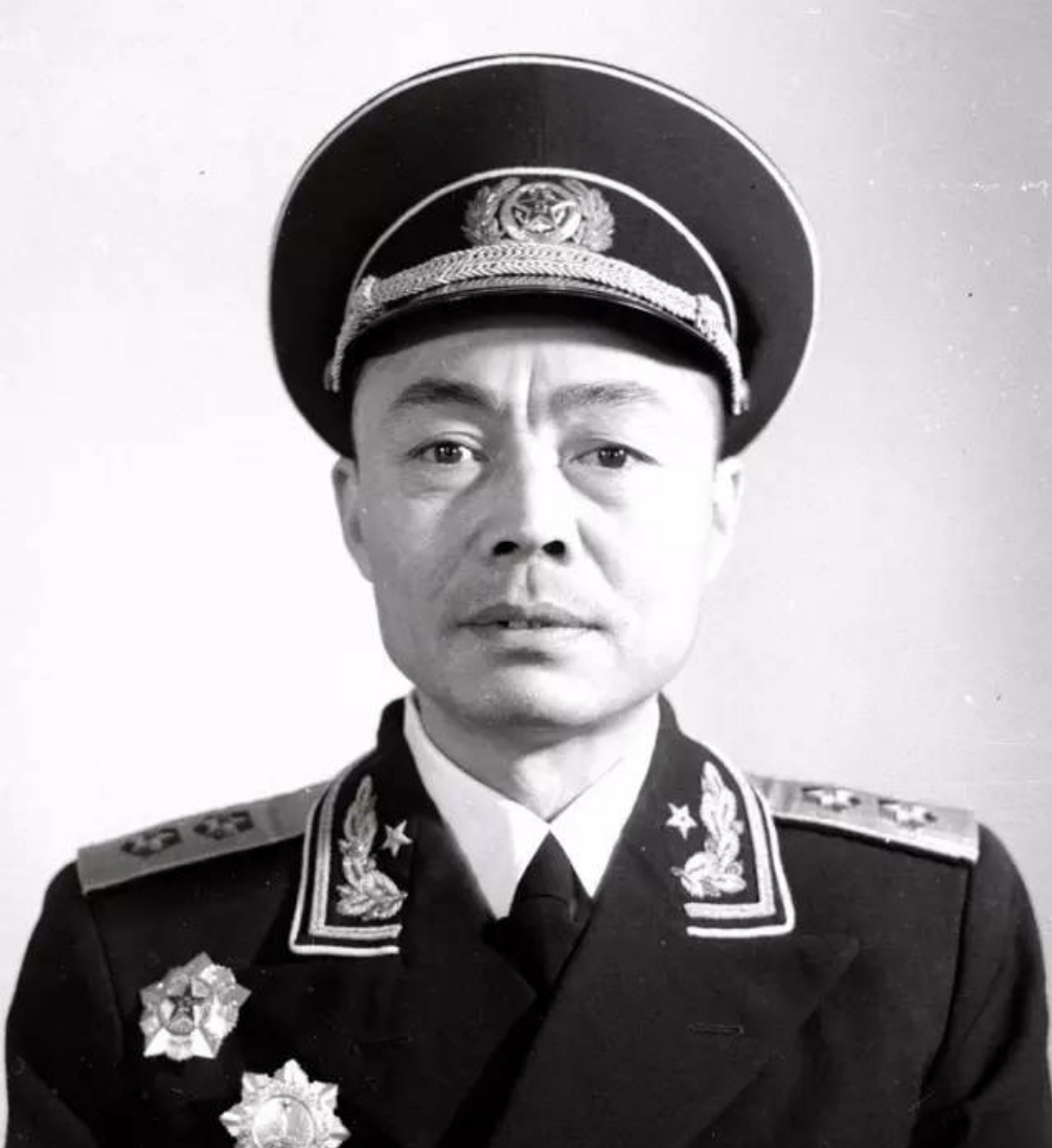 军长罗舜初流泪跪拜左权的母亲:妈妈,我们都是满崽