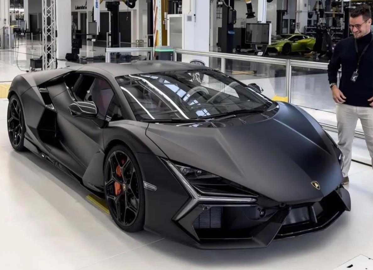 兰博基尼revuelto新大牛,12缸引擎裸露在外,纯电续航10公里