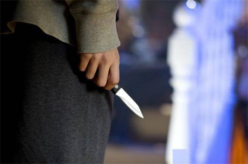 2013年,福建一原配当街捅杀小三,事后淡定走进派出所自首