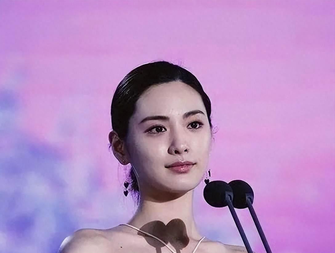 世界第一佳人:林珍娜,身穿"乳胶"人鱼裙,可谓行走的乳胶娃娃