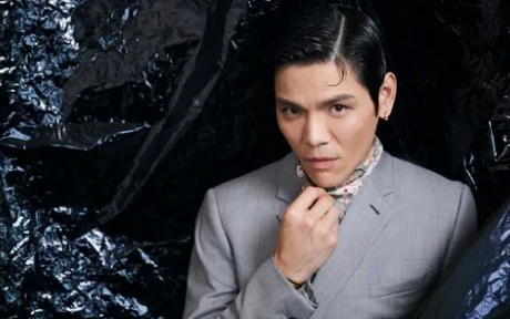 向佐一家杭州游,腹肌惹眼,郭碧婷身材发福,泳池不摘口罩