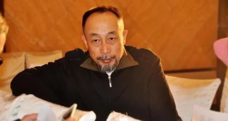 66岁孙海英近况!现身街头捡瓶子,熟练翻着垃圾桶,网友:落魄了