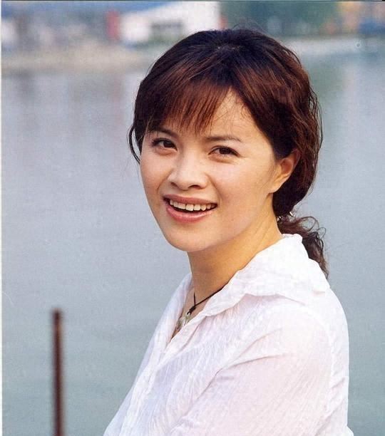 性感女星石兰:相识9天就闪婚,离婚后嫁外籍老公