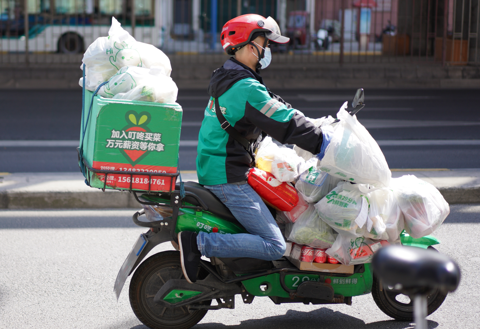 餐饮厨师到叮咚买菜上岗 外地快递员赴沪做骑手多重措施保障运力