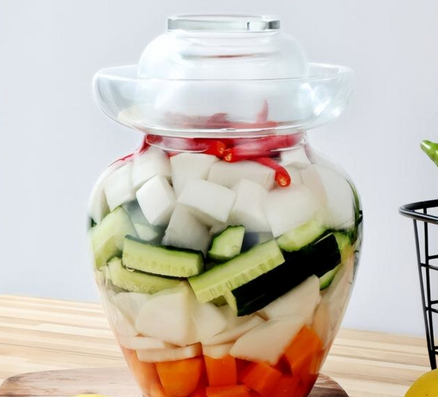 酱腌菜是常见的传统美食,家庭自制时需注意亚硝酸盐的含量,避免食品