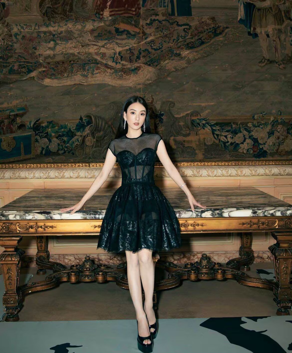 方媛美到巴黎,穿搭简约也抢尽风头,给郭富城"长脸"了