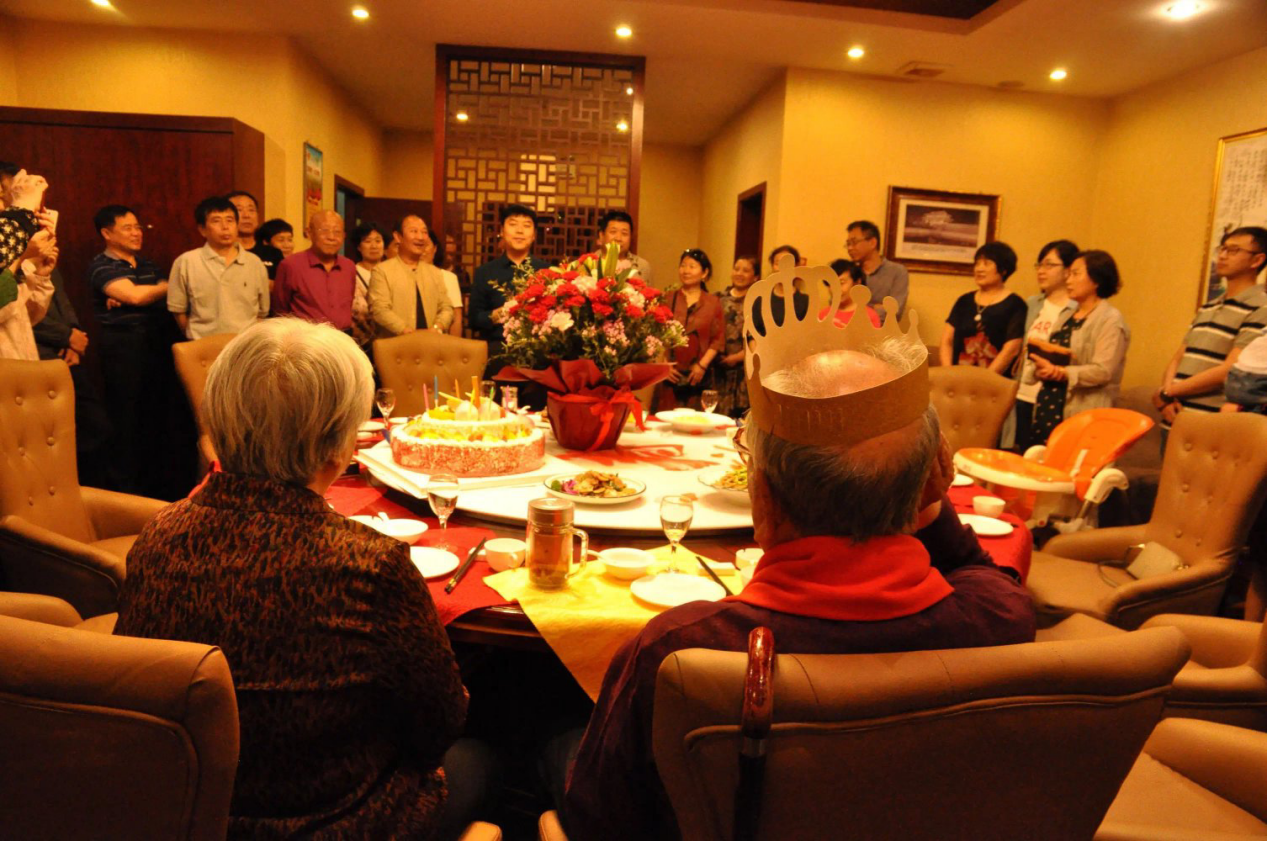 广东大爷过寿,亲戚这波操作看呆众人:随礼200,差点把桌子带走