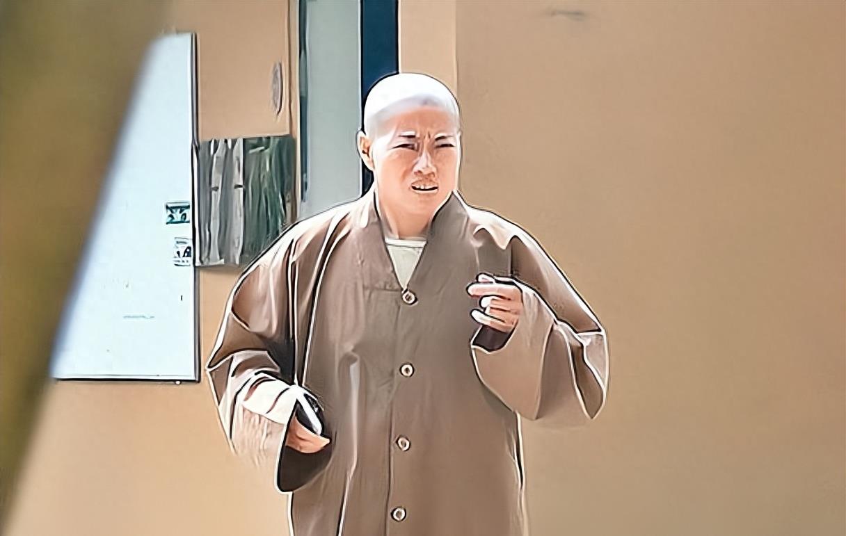 释智定:黑丝师太,白天诵经晚上夜店蹦迪,把寺庙当摇钱树