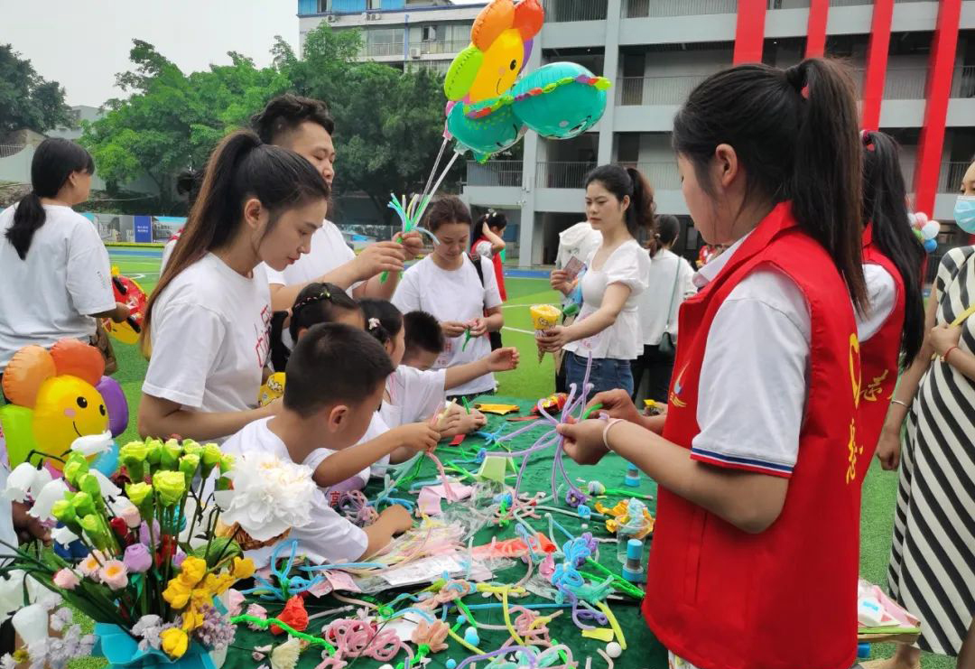 重庆工贸技师学院青年志愿者参加白市驿镇六一儿童节活动