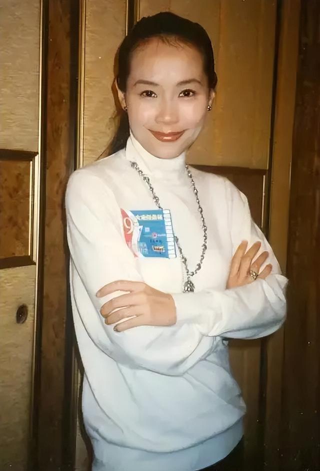 结婚35年无子女,目睹富豪丈夫梅开八度,叶童为何坚持不肯离婚