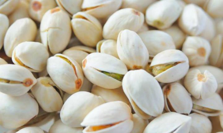 吃了几十年的开心果,才知道白色的开心果有毒!