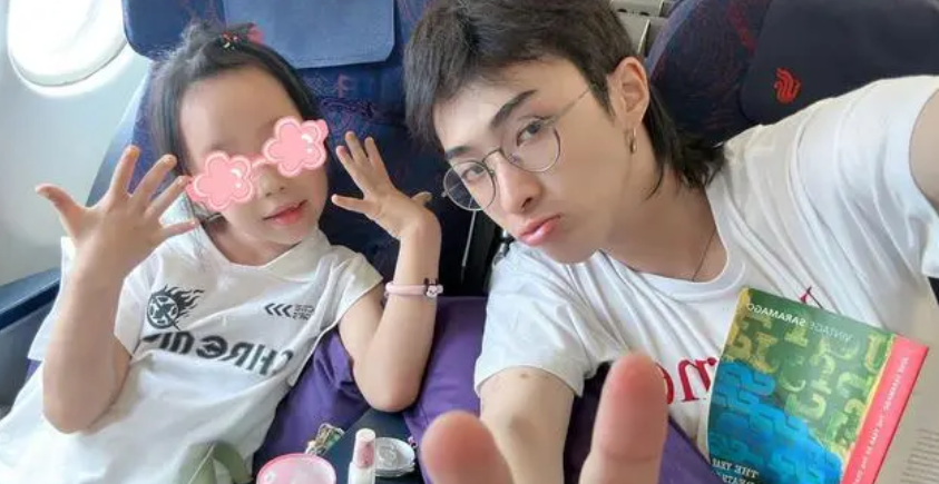 伊能静晒儿女合照,儿子颜值大变撞脸华晨宇,女儿超大额头短下巴