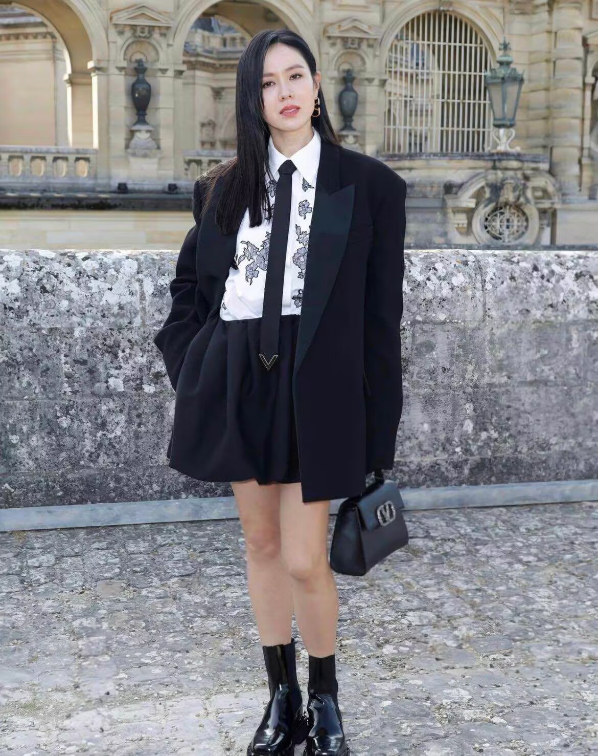 孙艺珍颜值回春,穿二分裙显瘦又吸睛,"真实腿型"一目了然!