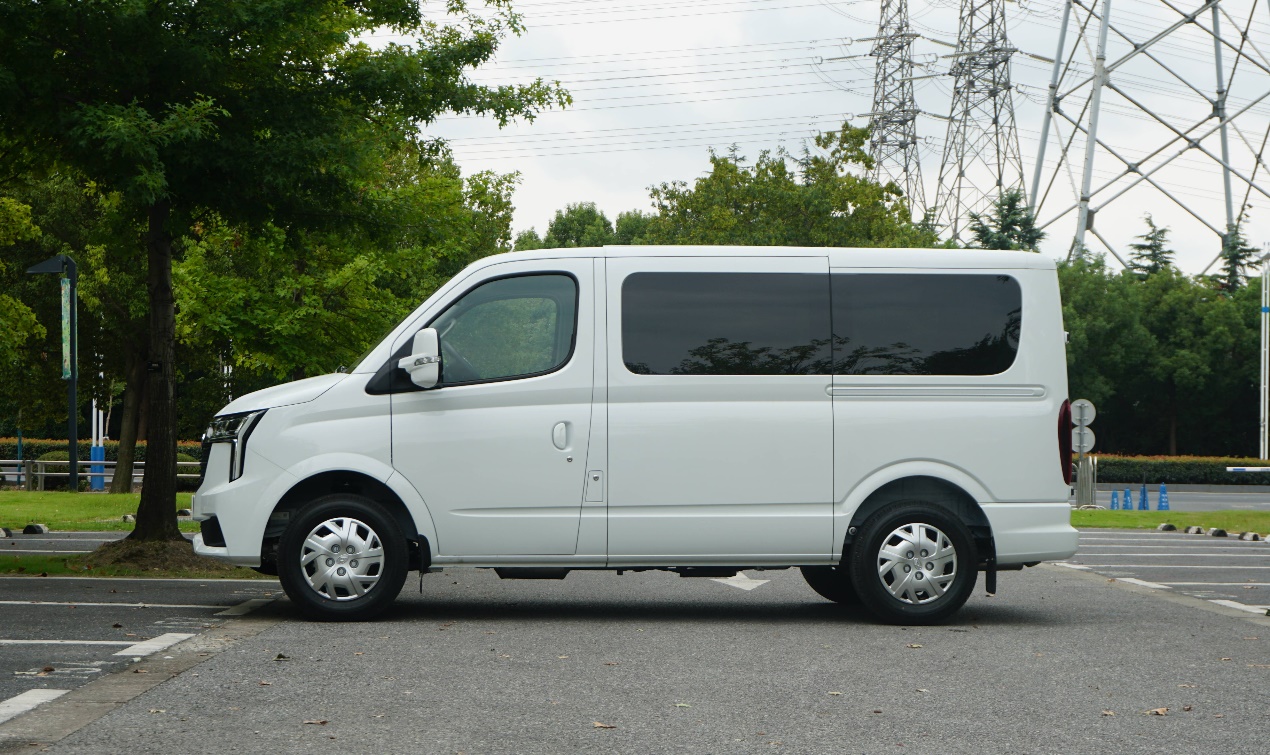 满足多场景出行的实用轻客,试驾上汽大通2024款新途v80