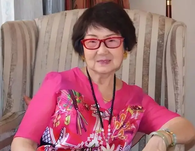 浙江女富婆吴胜明,丈夫出轨女儿自杀,71岁扫厕所身家再过亿