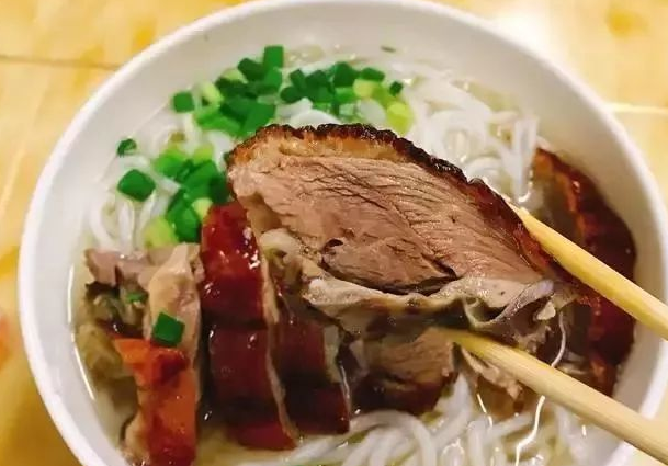厚街烧鹅濑粉:一碗让人无法自拔的美味!火爆东莞的美食宠儿!