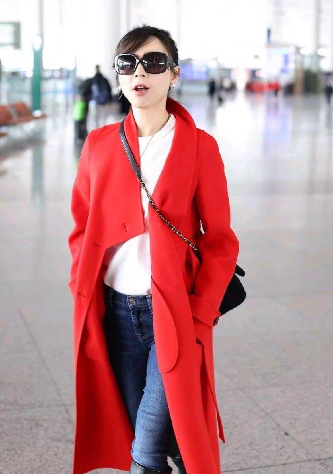 张静初还是这么美,把牛仔裤塞靴子里,仿佛走路都带风!