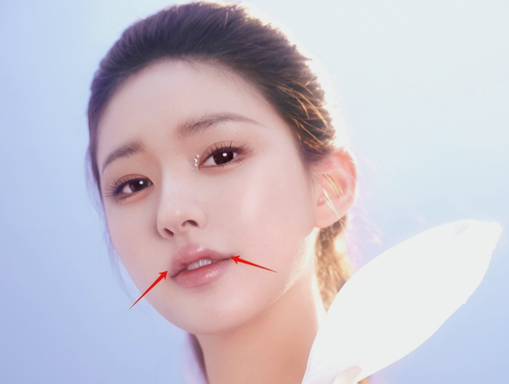 赵露思近照引发围观,嘴唇怪异妆容油腻,网友吐槽医美恢复期