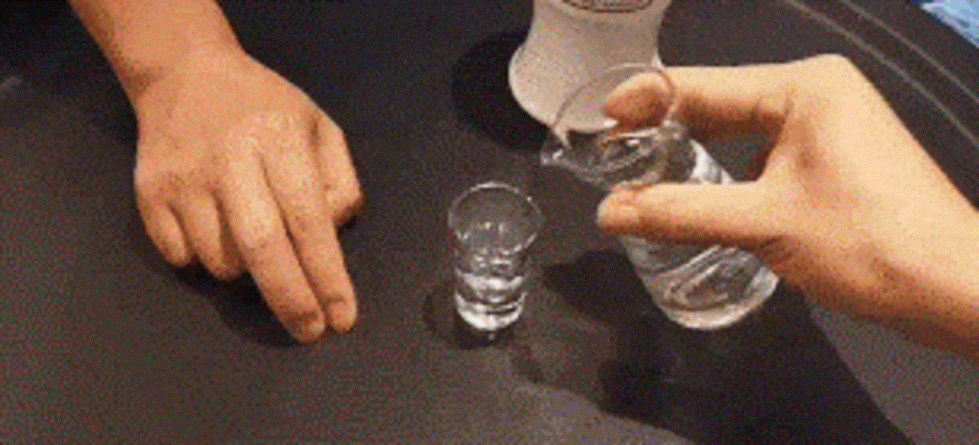 酒桌上给人倒酒,对方却朝你"敲桌子"有何含义?现在知道还不晚