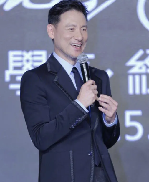 62岁的张学友在演唱会上突然摔倒,他的一个小举动感动无数人