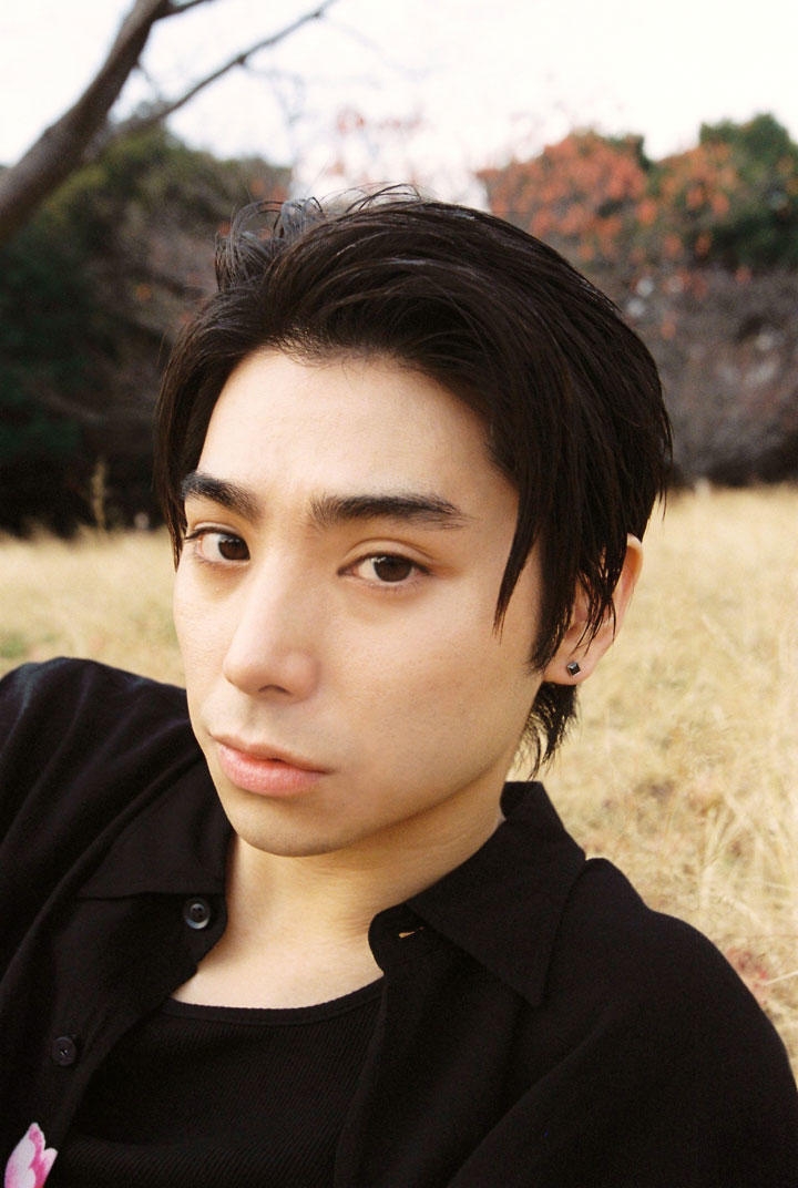 苣屋戏外是黑发大帅哥!村上虹郎浓颜系帅脸超迷人,爸妈皆是大咖