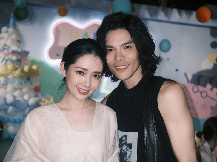 向佐晒视频:郭碧婷素颜出镜气质佳,小奶黄拍手唱歌好可爱!