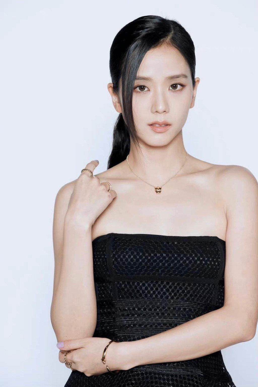 金智秀穿"苍蝇裙"太美了,勒出"副乳"也不尴尬,真大气!