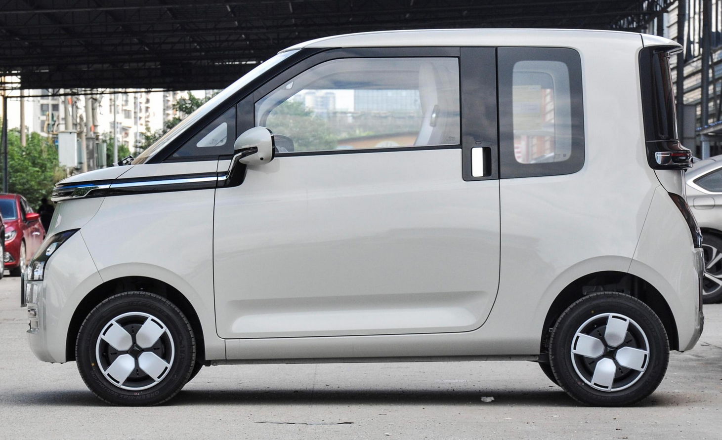 起售6.78万,提供两座以及四座方案,五菱又推新款微型纯电动车!