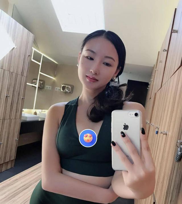 还记得体操冠军李红杨吗?19岁选择退役,肤白貌美,32岁仍单身