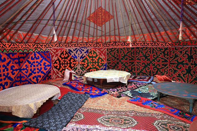 蒙古人一家都睡蒙古包内,咋洗澡上厕所?当地姑娘:避开就行