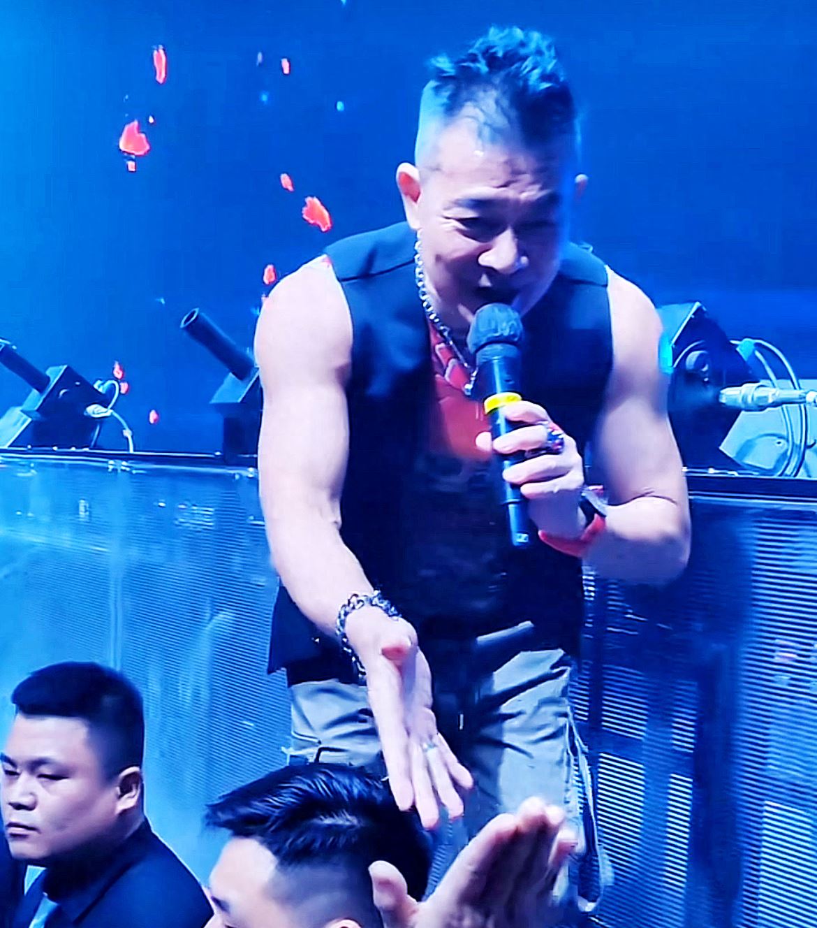 徐州惊现华仔铁粉!62岁吴毅将唱响酒吧