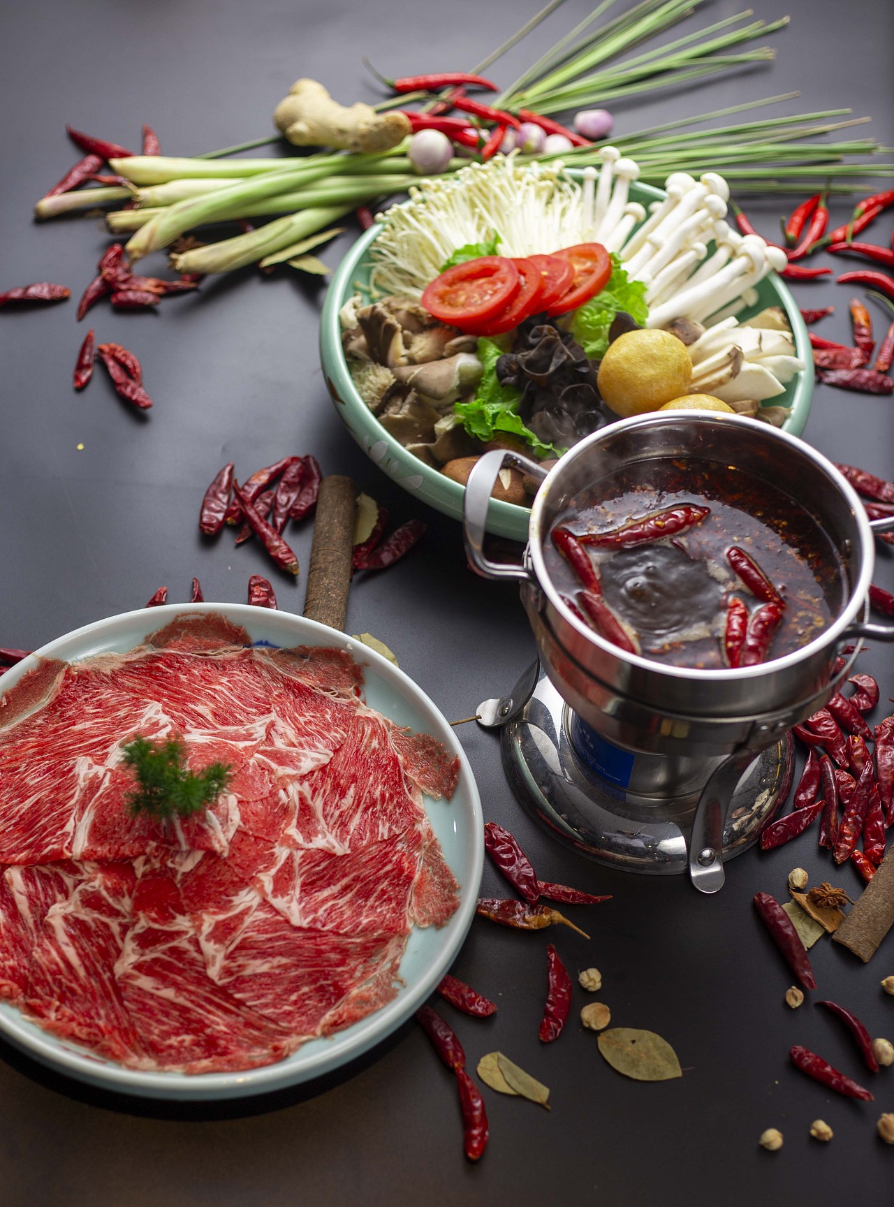 孕妇吃火锅拉凳子手指被切断,店家:不负责任