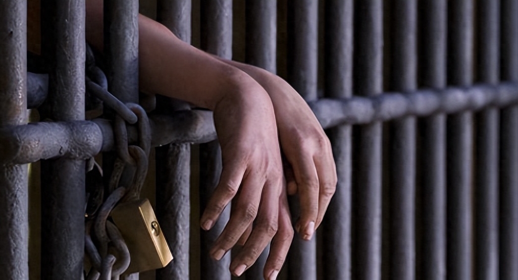 艾滋死刑犯的最后时刻:行刑人员全穿防护服,尸体放入特制裹尸袋