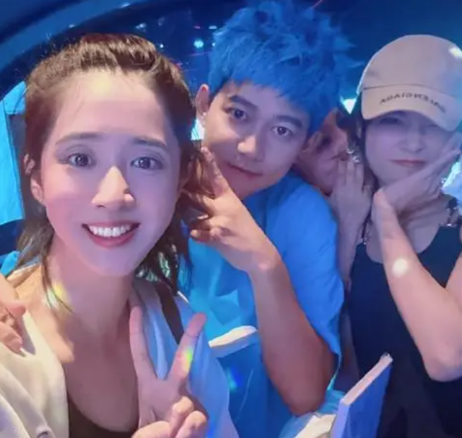 廖语辰看老公苏醒演唱会,同框却无互动!苏醒搂肩老婆闺蜜引争议