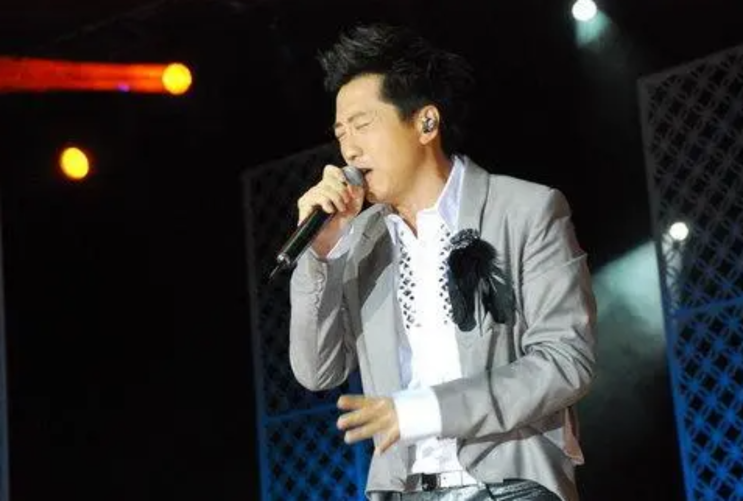 《春泥》背后的故事:庾澄庆情感崩溃的演唱会