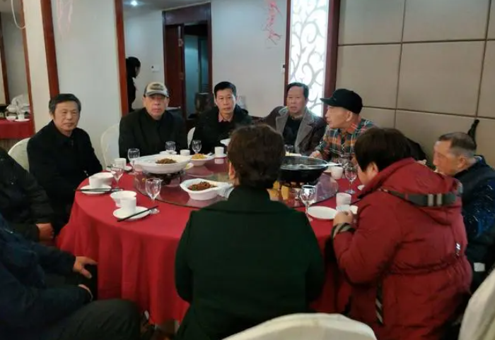 退休老干部聚餐,桌上3款廉价酒惹争议,行家:还是老一辈会喝