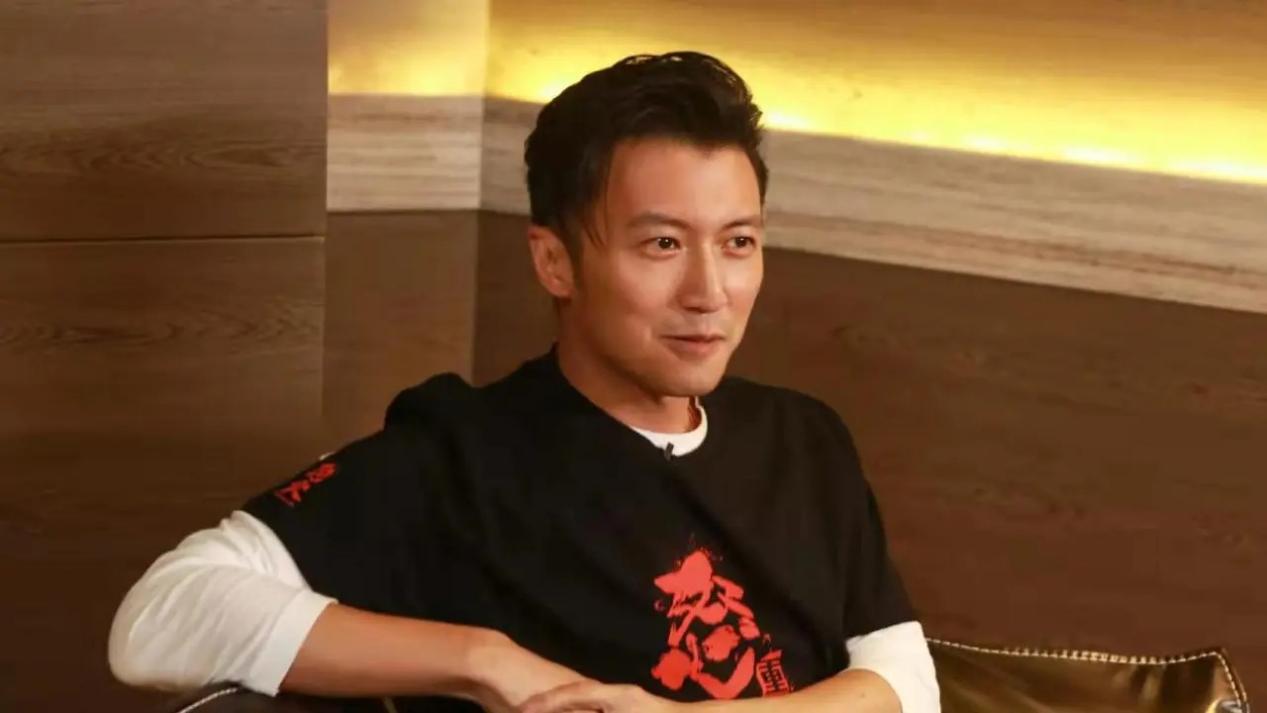 谢霆锋在演唱会中,把价值一套房的吉他摔坏,造就"疯狂演唱会"